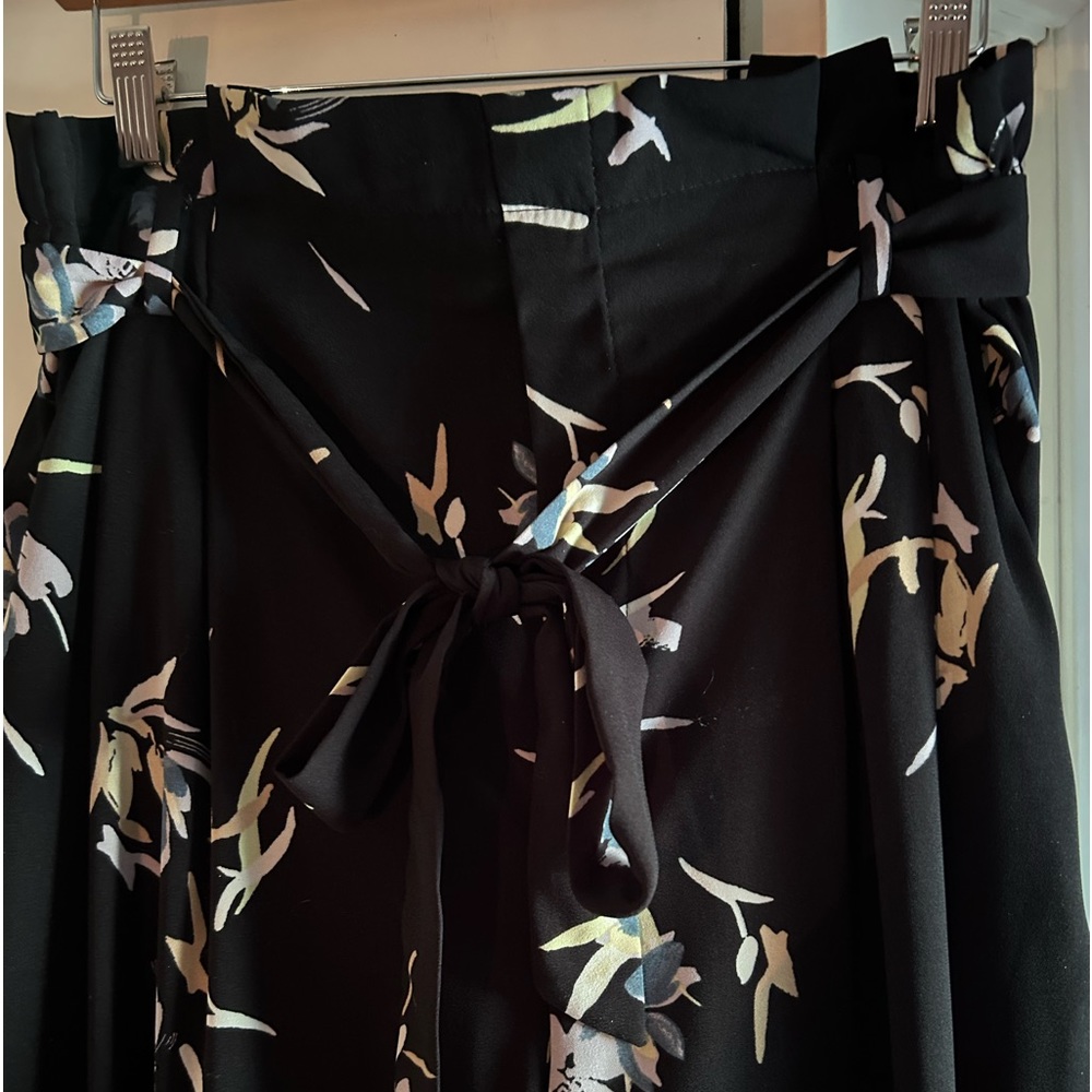 Black, floral, wide leg, tie pants. Sooooo cute.